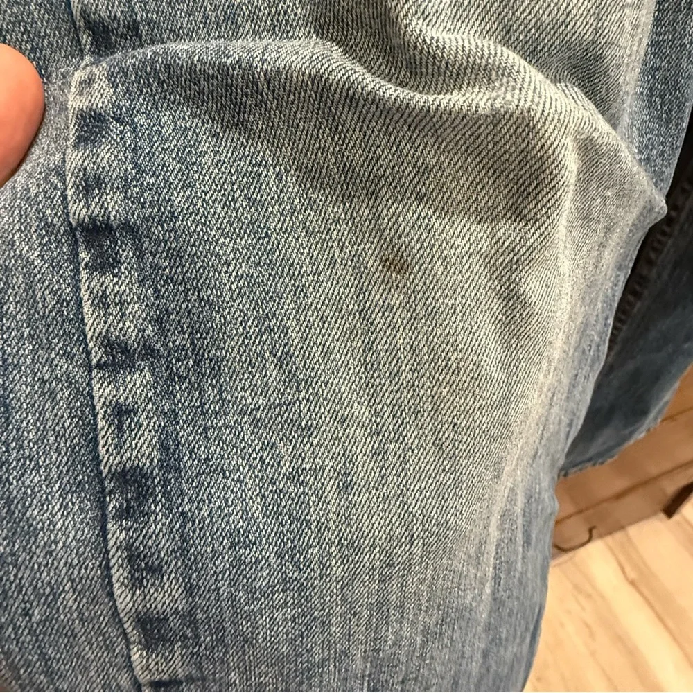 ✅ Wrangler 32x32 relaxed fit Classic Blue Denim Jeans medium light wash w/spots
